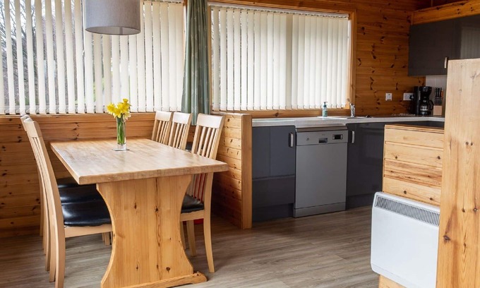 Drumnadrochit House | Beautiful apartment in villa for 6 guests with WIFI, TV, patio, panoramic view and parking