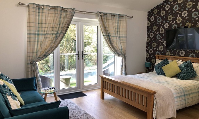 St Austell Apartment | Beautiful Apartment for 2 with balcony. Near to Eden, Heligan & the coast.