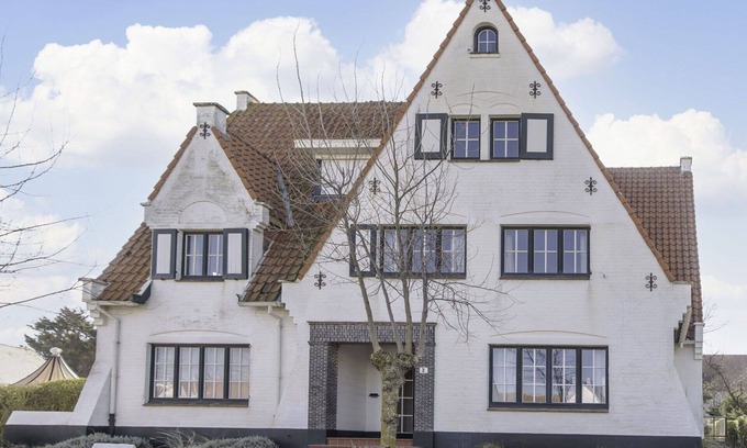 De Haan Villa | Beautiful apartment in villa for 6 guests with WIFI, TV, balcony, pets allowed and parking