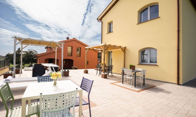 Larciano House | Beautiful apartment in villa for 5 people with A/C, WIFI, pool, TV, patio and parking