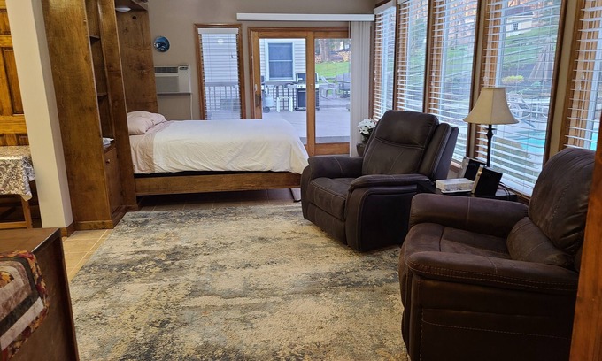 Redding Ridge Apartment | Beautiful apartment in rural Redding surrounded by New Enland foliage