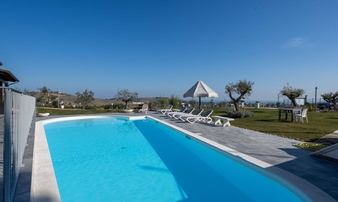 Citta Sant'Angelo Villa | Beautiful apartment in villa for 4 guests with WIFI, A/C, pool, TV, patio and pets allowed