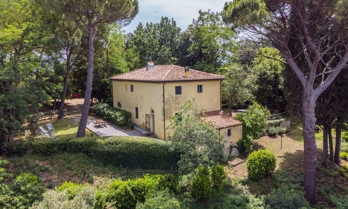 Lorenzana Villa | Beautiful apartment in villa for 4 guests with WIFI, pool and pets allowed