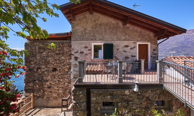 Bellano House | Beautiful apartment in villa for 12 guests with WIFI, A/C, TV, patio and pets allowed