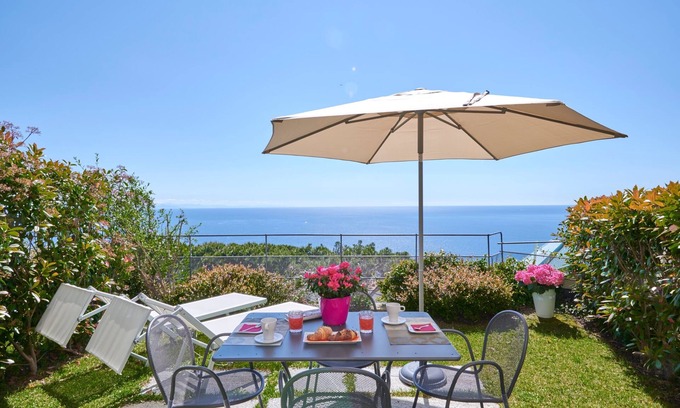 Bergeggi Apartment | Beautiful apartment with garden overlooking the sea in Resort & Spa