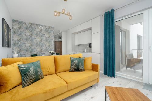 Nowe Miasto Apartment | Beautiful Apartment with Balcony & Free Garage by Noclegi Renters