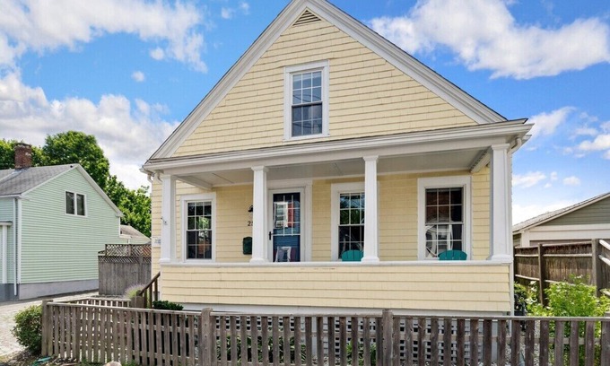 Bristol Cottage | Beautiful Beach Cottage in Downtown Bristol