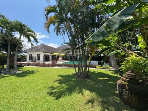 Kalisada Villa | Beautiful Beach Villa Nujum with staff.