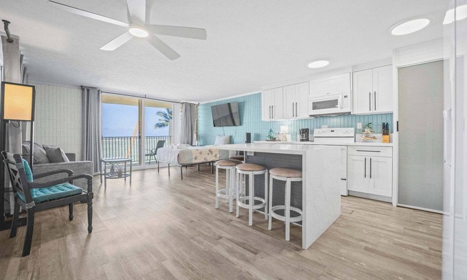 Punaluu Condo | Beautiful Beachfront condo