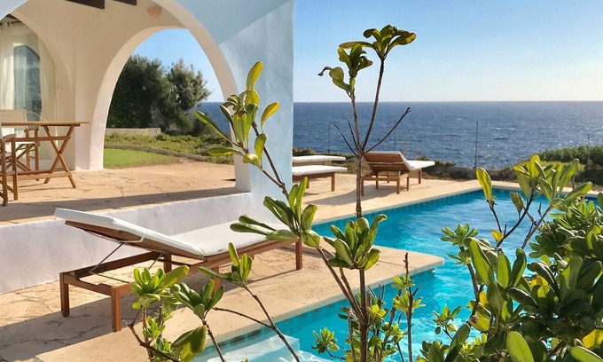 Cala Serena Villa | Beautiful Beachfront Villa with private pool, free WIFI and air conditioning