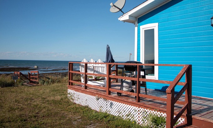La Mitis Ski Chalet | Beautiful blue chalet by the sea, quiet and elegant. It will charm you thanks to
