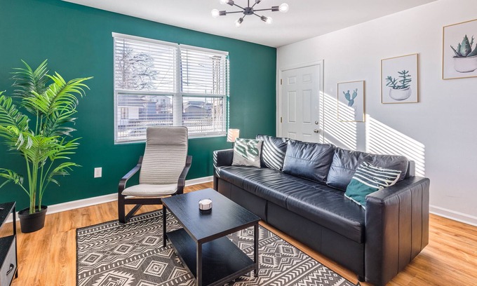 Downtown Memphis Apartment | * Beautiful Botanical Suite in the MEDICAL DISTRICT with FREE PARKING *