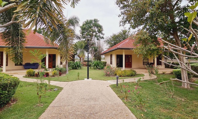 Cha-am House | Beautiful bungalow with shared outdoor pool and 2 km from the sandy beach