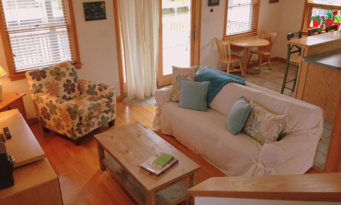 Ocracoke House | Beautiful Canalfront Cottage, Perfect for Couples!