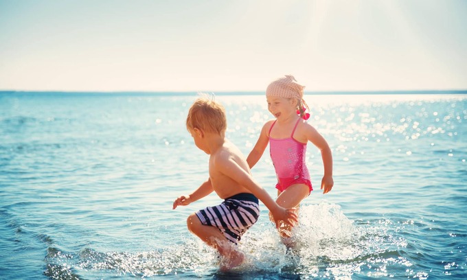 Kessingland House | Beautiful caravan with decking at Kessingland Beach in Norfolk ref 90010TD