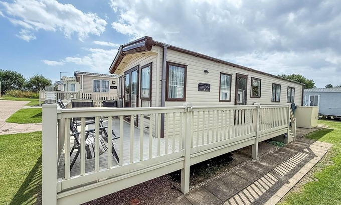 Hopton House | Beautiful caravan with free WiFi at Broadland Sands Holiday Park ref 20292BS