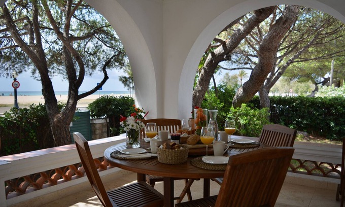 Comarruga Villa | BEAUTIFUL COLONIAL-STYLE VILLA IN FRONT OF THE BEACH