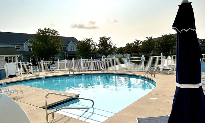 Sussex County Condo | Beautiful Condo Near Rehoboth Beach & Lewes, Community Pool!