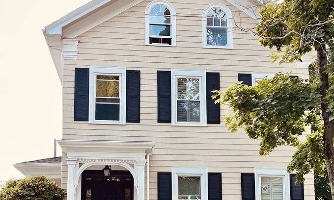 Wakefield House | Beautiful condo next to commuter rail into Boston