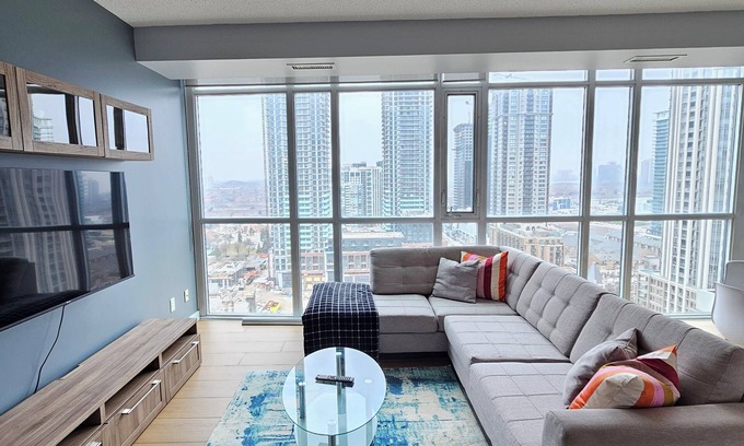 Mississauga Apartment | Beautiful Condo with spectacular views + 1 Parking in Mississauga Downtown