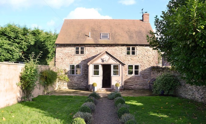 Docklow House | Beautiful conversion of a 17th century detached barn with private fishing lake. Pet-friendly