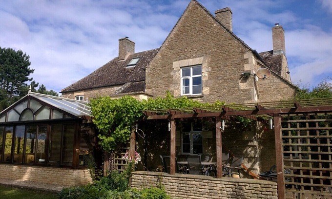 Lechlade House | Beautiful Cotswold Farmhouse set in 50 acres