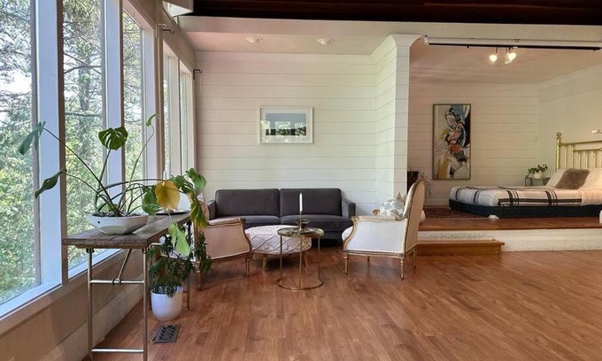Thornhill House | Beautiful Cottage in The city!