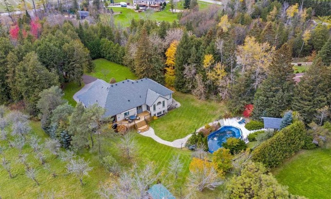 Bradford West Gwillimbury Apartment | Beautiful Country Guest House w Pool,fire pit and Pond