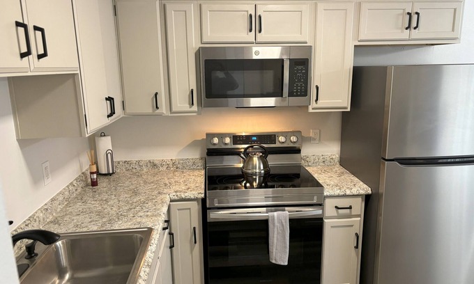 Granite City Apartment | Beautiful Cozy Family Apt Near Park