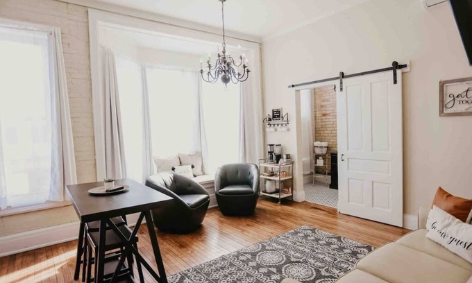Clare Apartment | Beautiful Downtown Loft - East Suite