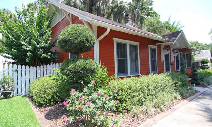 Duckpond House | Beautiful Downtown 2 BR Home w/Yard