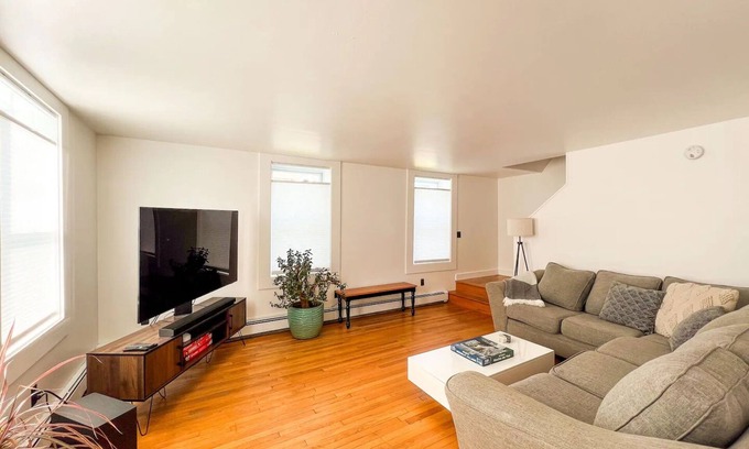Eastern Vermont House | Beautiful Downtown 3 Bedroom 1 & 1/2 Bath/High Speed Internet/Cable/Desk