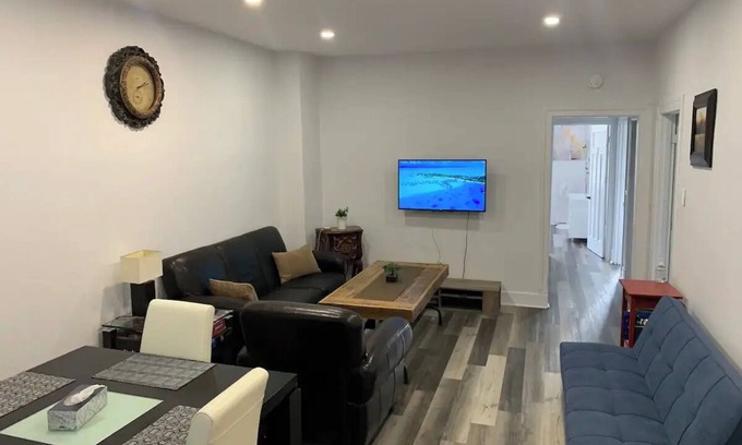 Cote-Des-Neiges—Notre-Dame-De-Grace Apartment | Beautiful Entire apartment with 2 bedrooms/2 balconies with parking