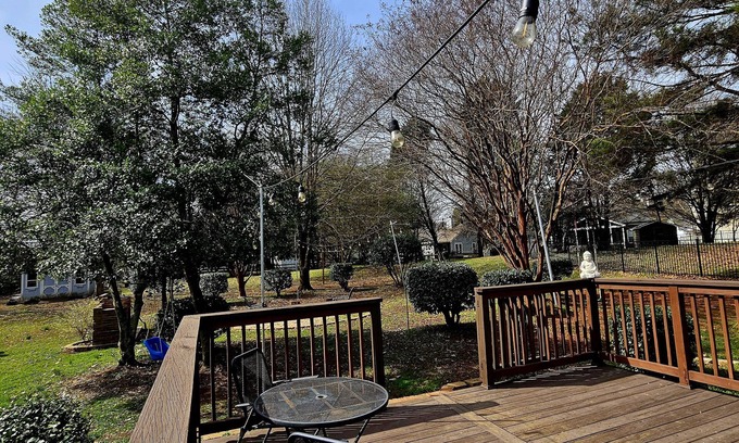 Charlotte House | Beautiful Family Friendly Home, with spacious yard, 5 min from theme park!