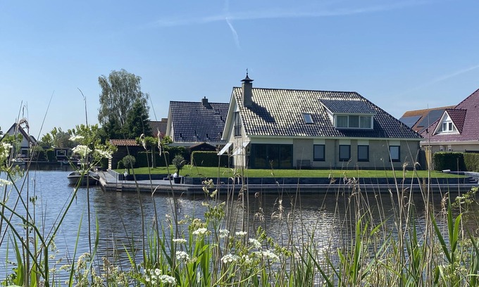 Scharsterbrug House | Beautiful Family home, 4 - 10 pers, on open water.