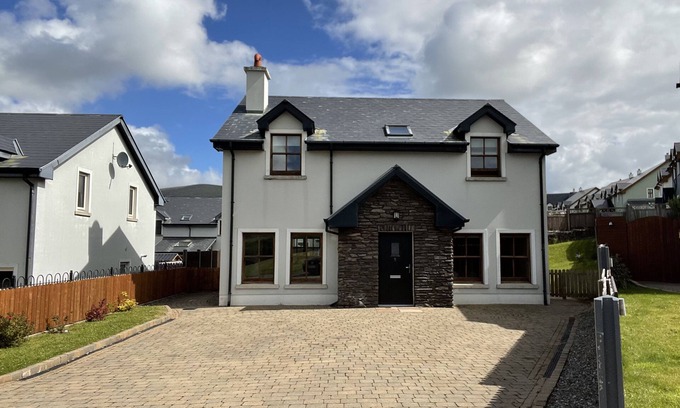 Dingle House | “Beautiful, Family Only, Pet Friendly, Harbour Views”