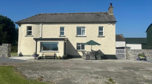 South Tipperary House | Beautiful Farmhouse an Hour’s Drive From Four Irish Cities