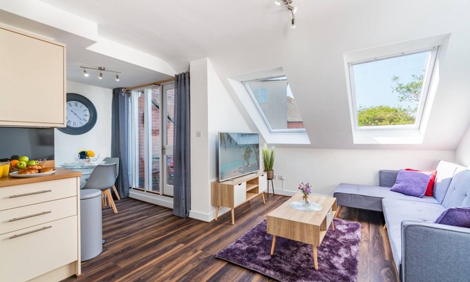 Andover Apartment | Beautiful Flat In Town Center With 55" Smart TV + Netflix