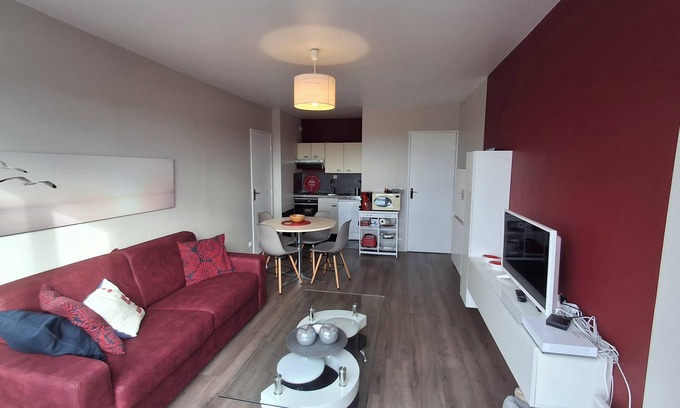 Courseulles-sur-Mer Apartment | Beautiful apartment F2- 50 meters from the beach with balcony -Juno beach