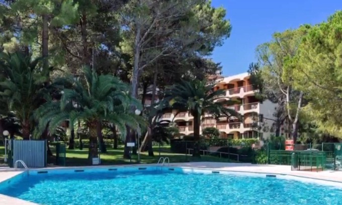 Mandelieu-La-Napoule Apartment | Beautiful 4-person apartment in Mandelieu La Napoule on the top floor with swimming pool