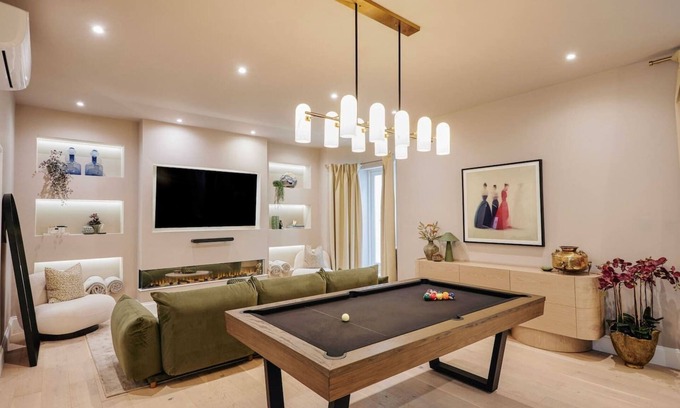 Parsons Green and Walham House | Beautiful Fulham Townhouse with a bar & pool table