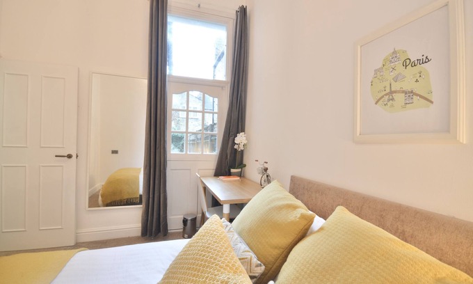 Sands End Apartment | Beautiful Garden Flat near Chelsea