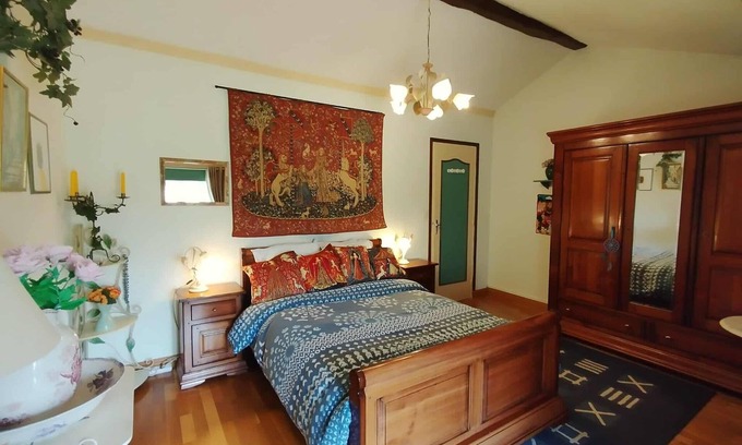 Viennay Bed & Breakfast | Beautiful guest room, old farmhouse full of character. Nature and countryside.