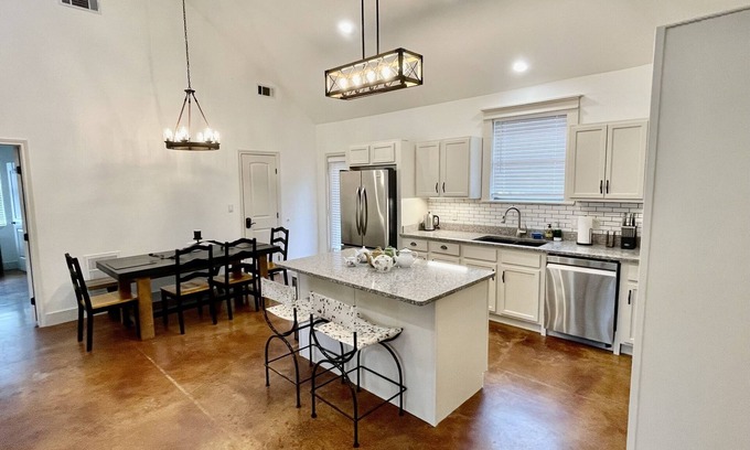 San Marcos House | Beautiful hill country house minutes away from Wimberley and river fun!
