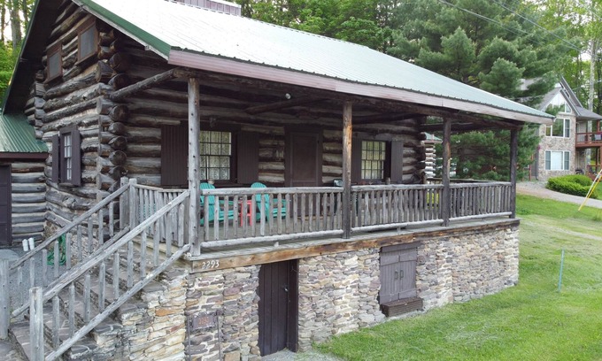 Alpine Lake Cabin | Beautiful Historic Cabin directly on Alpine Lake!