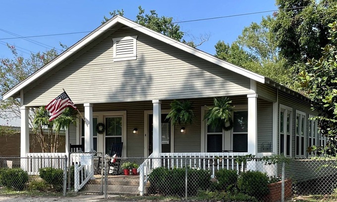 Coldspring House | Beautiful Historical Cottage on the Courthouse Square!
