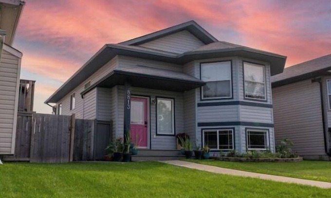 Grande Prairie House | Beautiful home in quiet neighbourhood, sleeps 10!