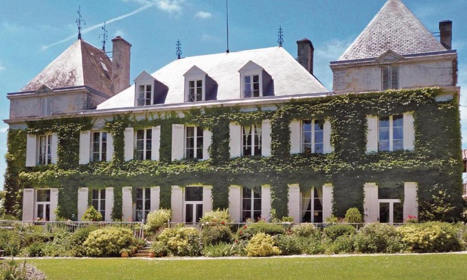 Capian House | Beautiful home in Capian with WiFi, Private swimming pool and Outdoor swimming pool