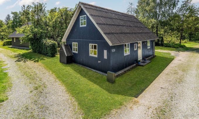 Skygge House | Beautiful home in Give with WiFi