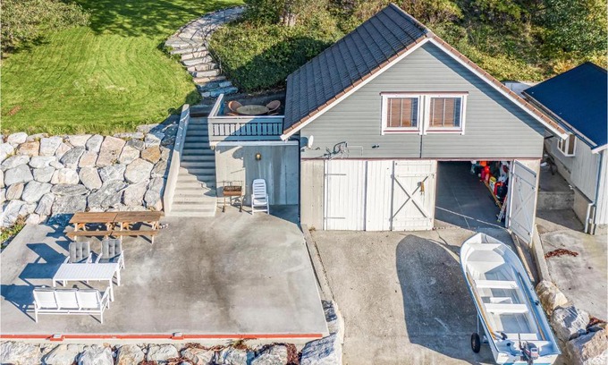 Hundeidvik House | Beautiful Home In Hundeidvik